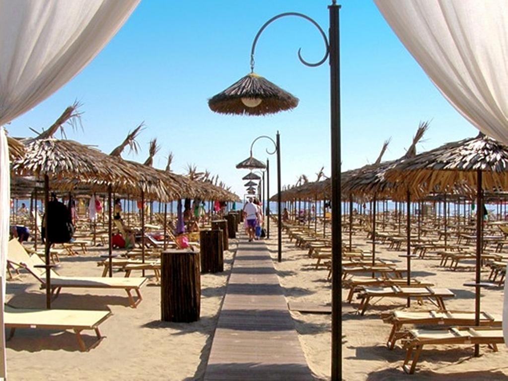 Hotel Confort Rimini Esterno foto