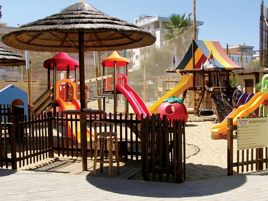 Hotel Confort Rimini Esterno foto