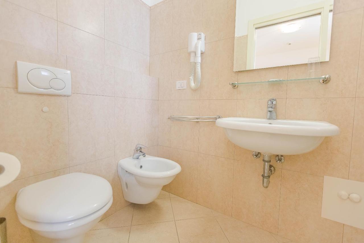 Hotel Confort Rimini Esterno foto