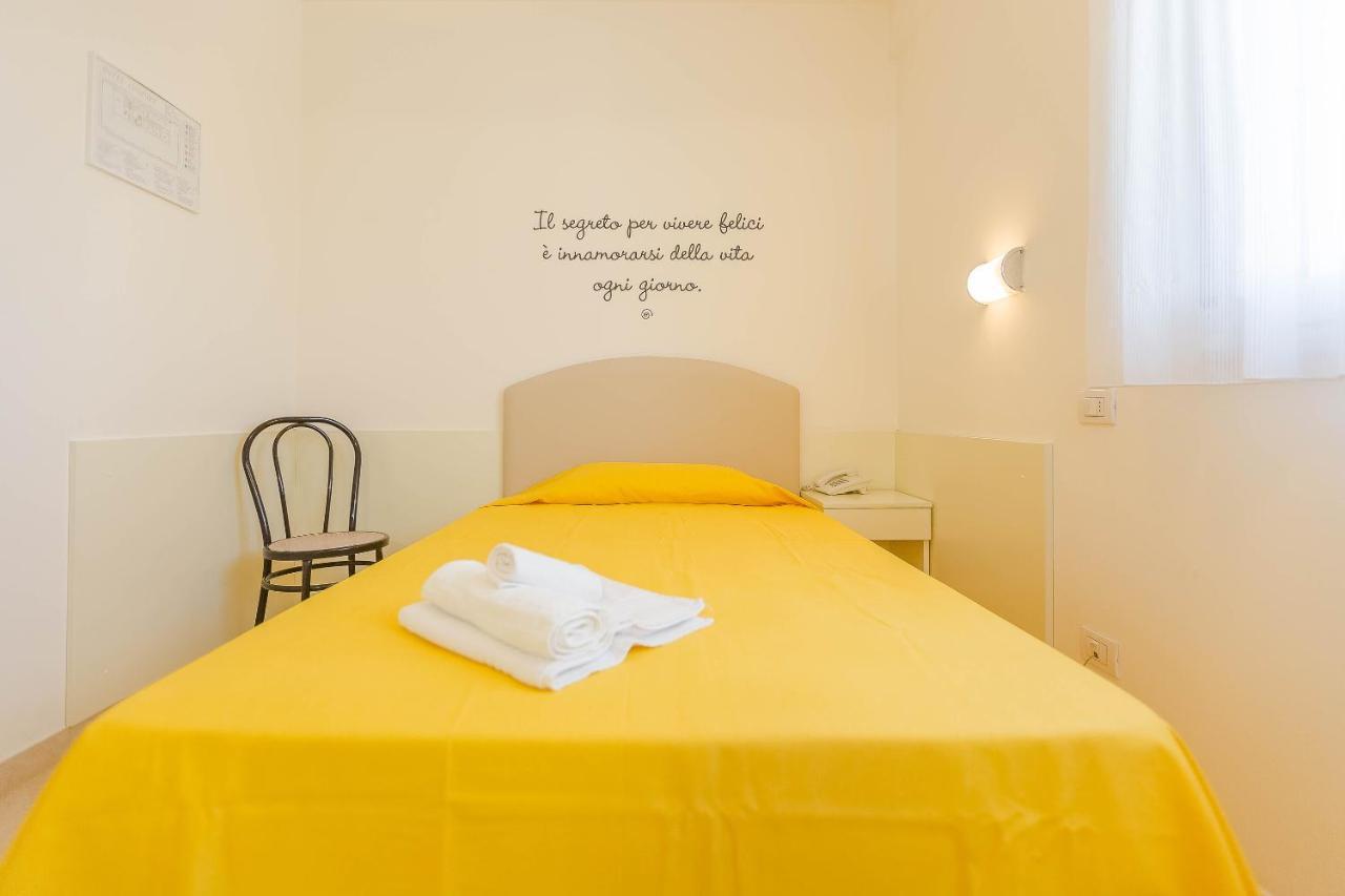 Hotel Confort Rimini Esterno foto