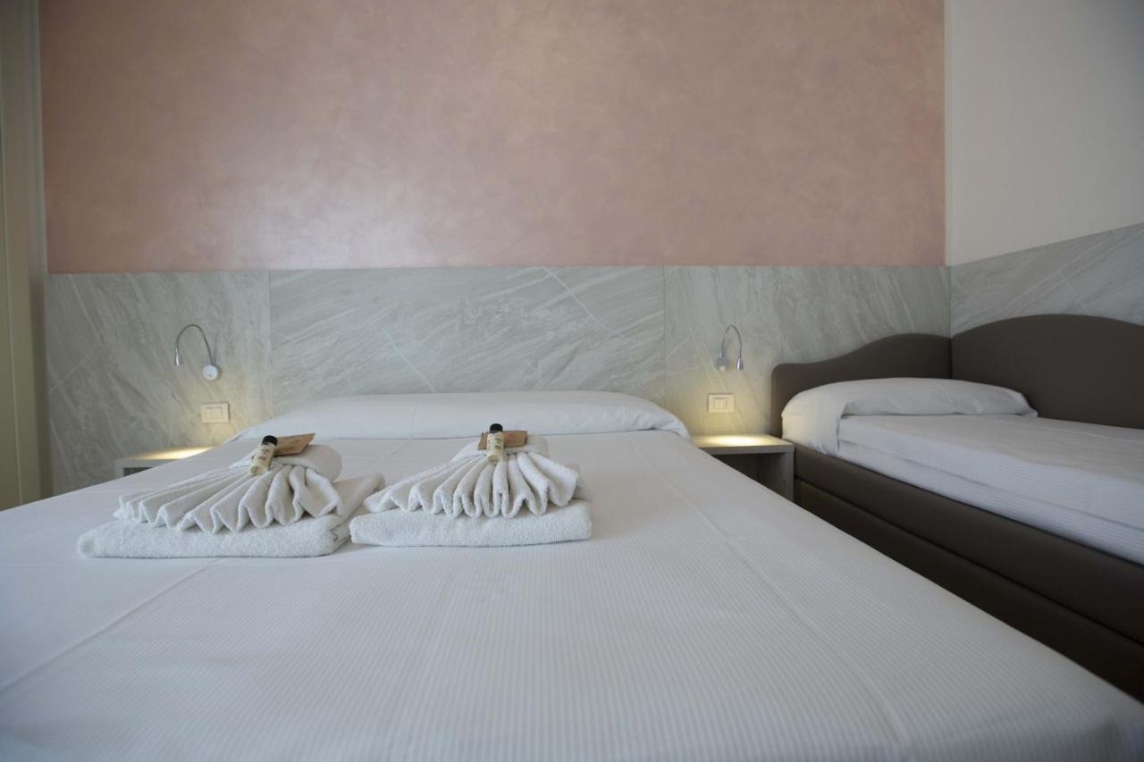 Hotel Confort Rimini Esterno foto