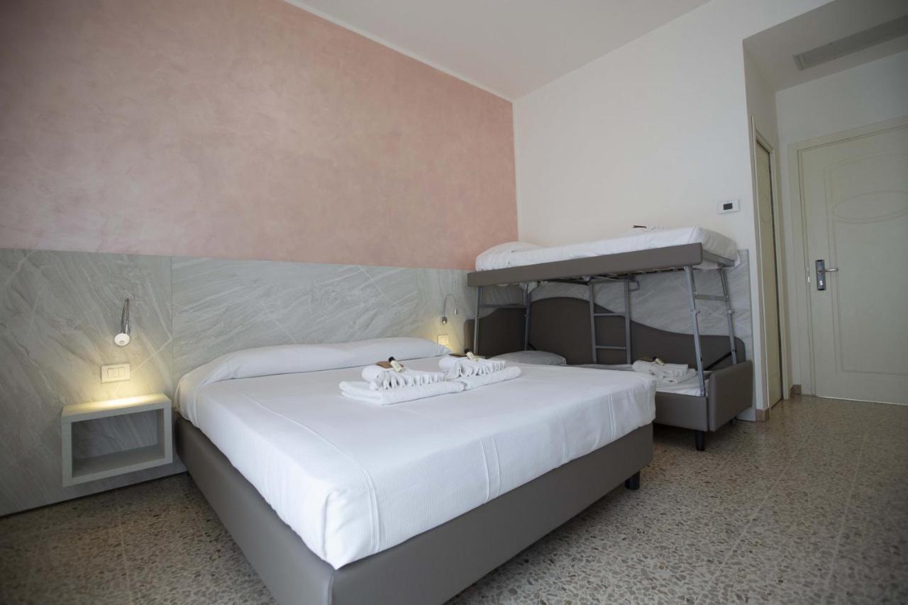 Hotel Confort Rimini Esterno foto