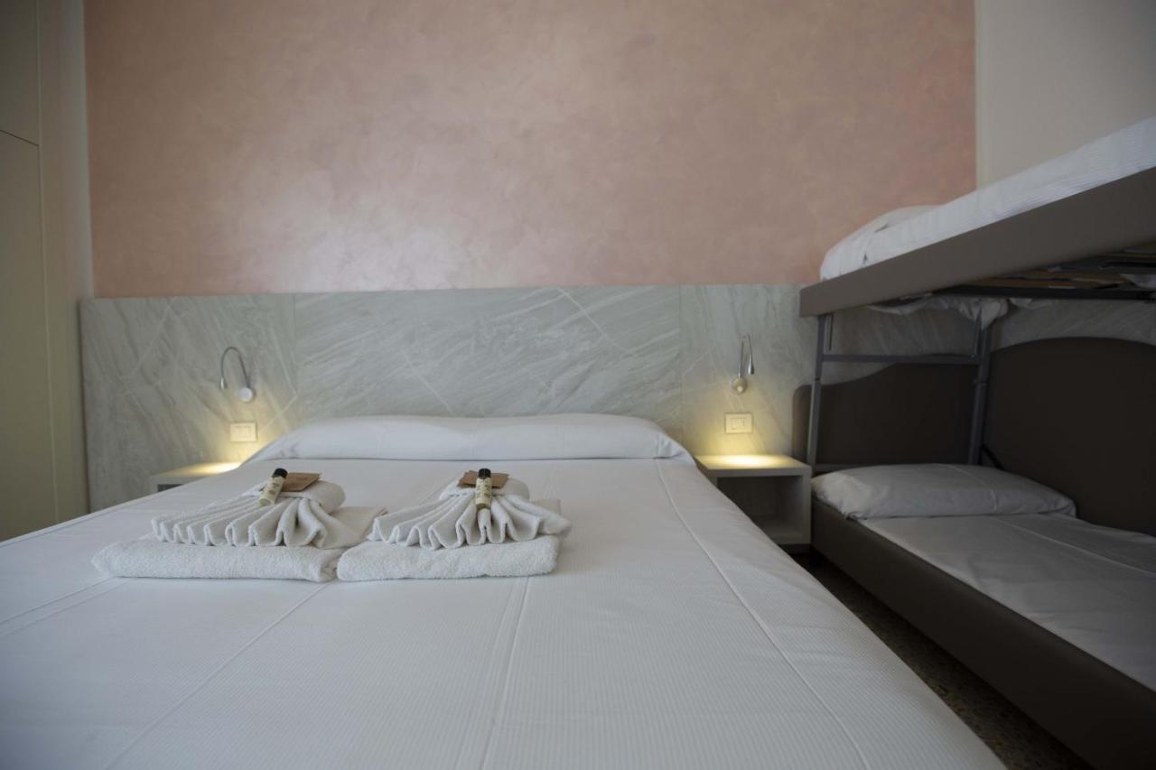 Hotel Confort Rimini Esterno foto