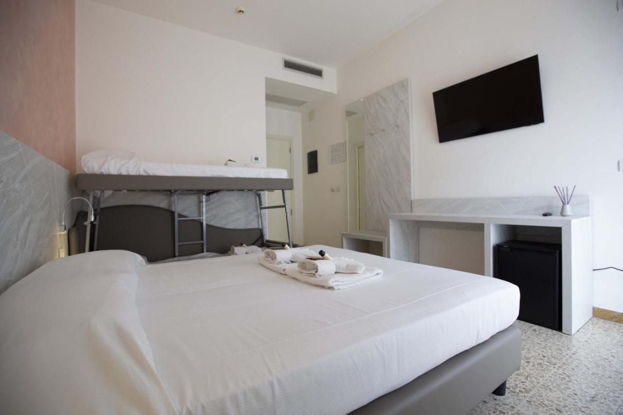 Hotel Confort Rimini Esterno foto