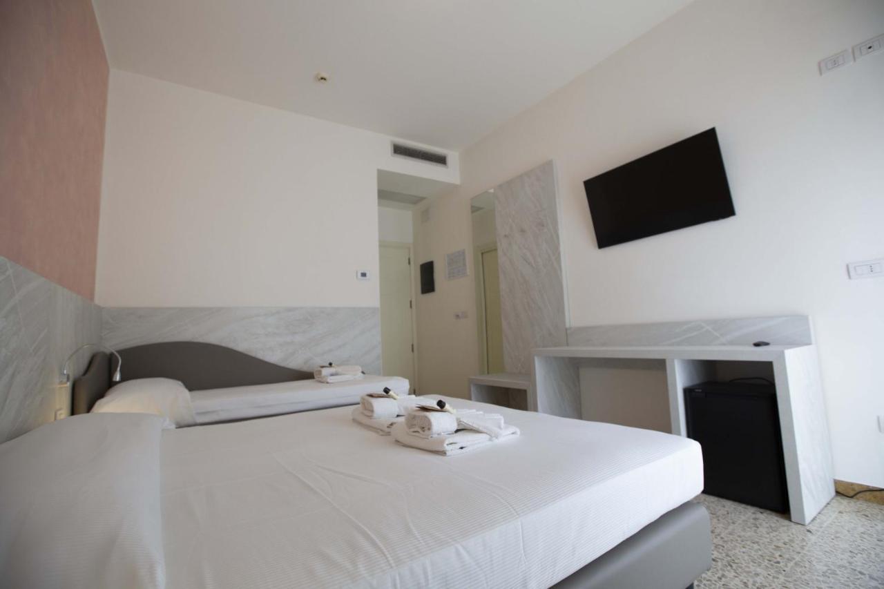 Hotel Confort Rimini Esterno foto