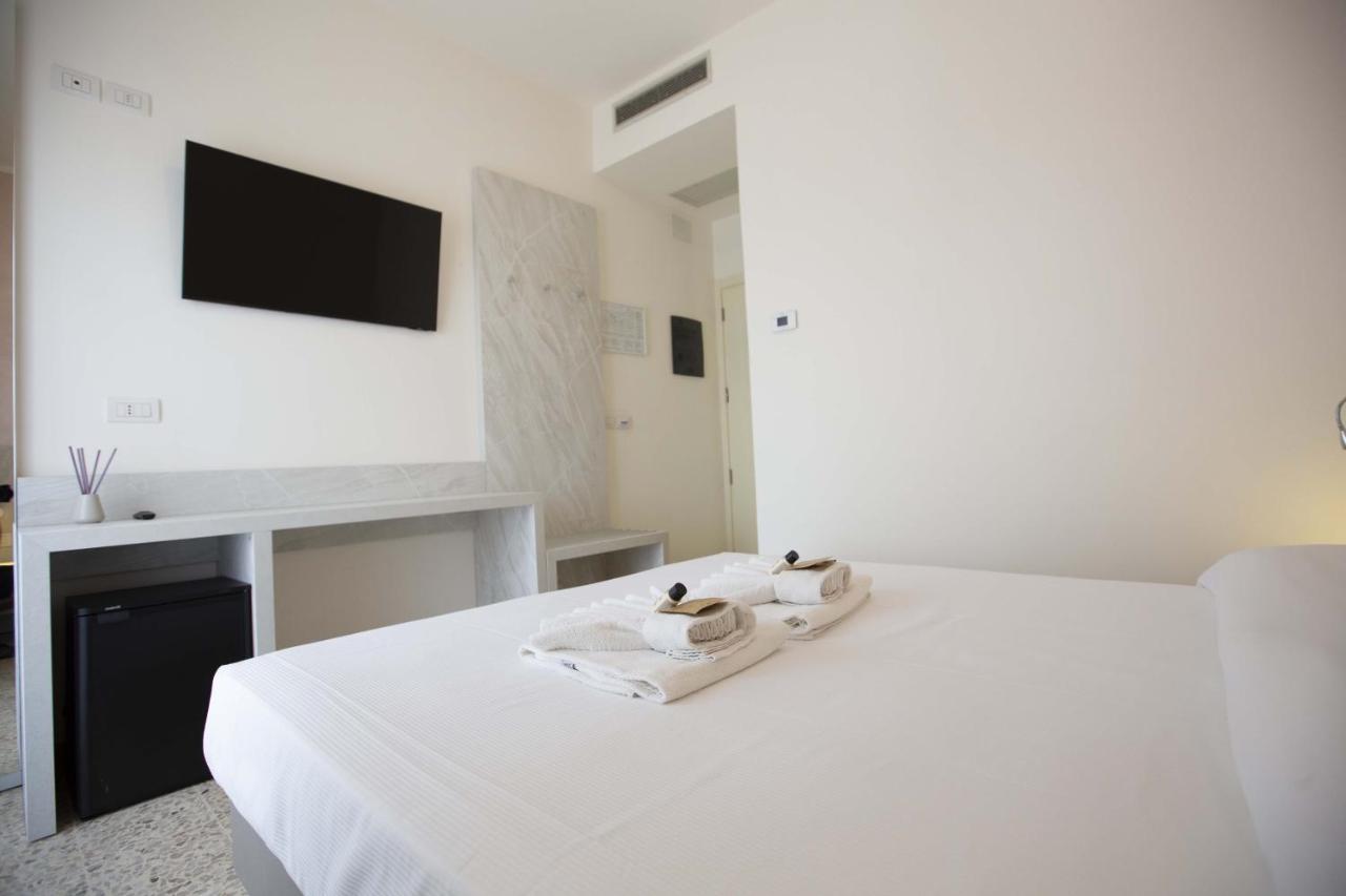 Hotel Confort Rimini Esterno foto