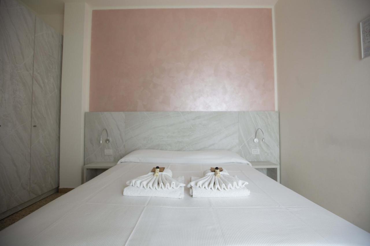 Hotel Confort Rimini Esterno foto