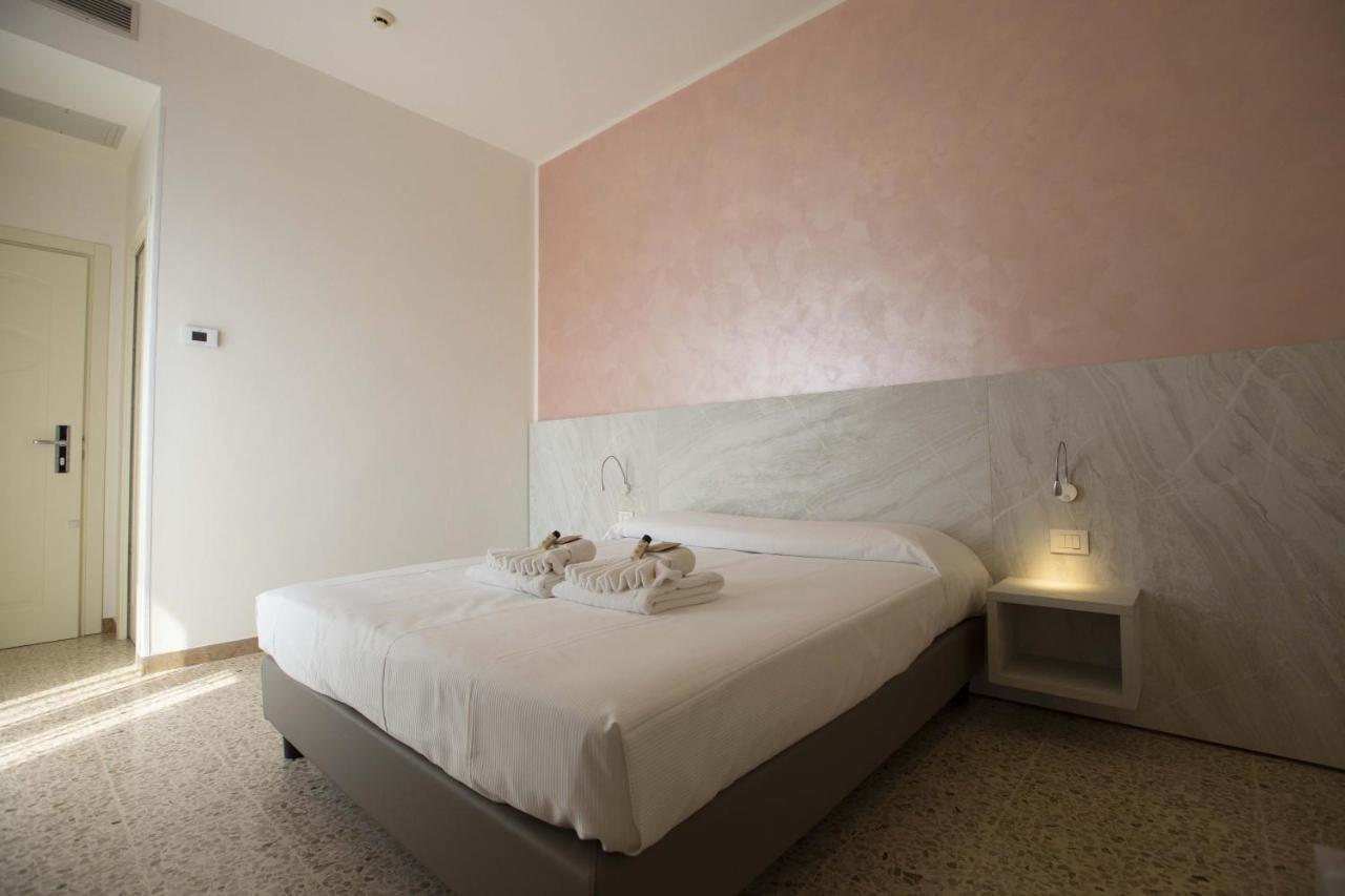 Hotel Confort Rimini Esterno foto