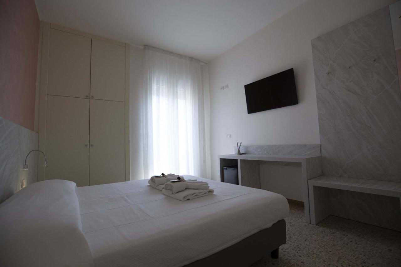 Hotel Confort Rimini Esterno foto