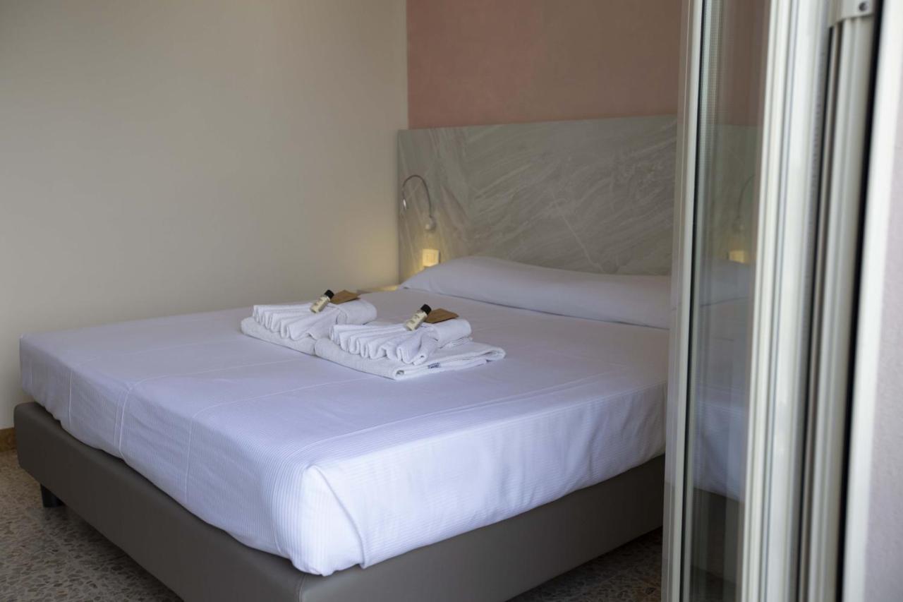Hotel Confort Rimini Esterno foto