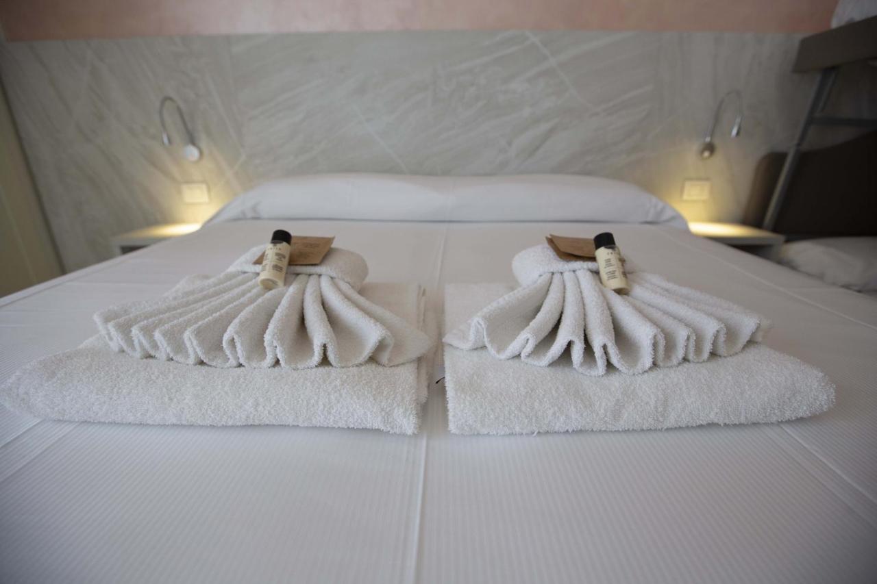 Hotel Confort Rimini Esterno foto