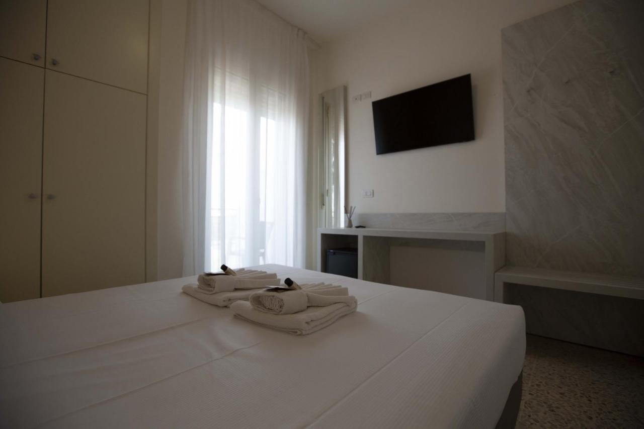 Hotel Confort Rimini Esterno foto