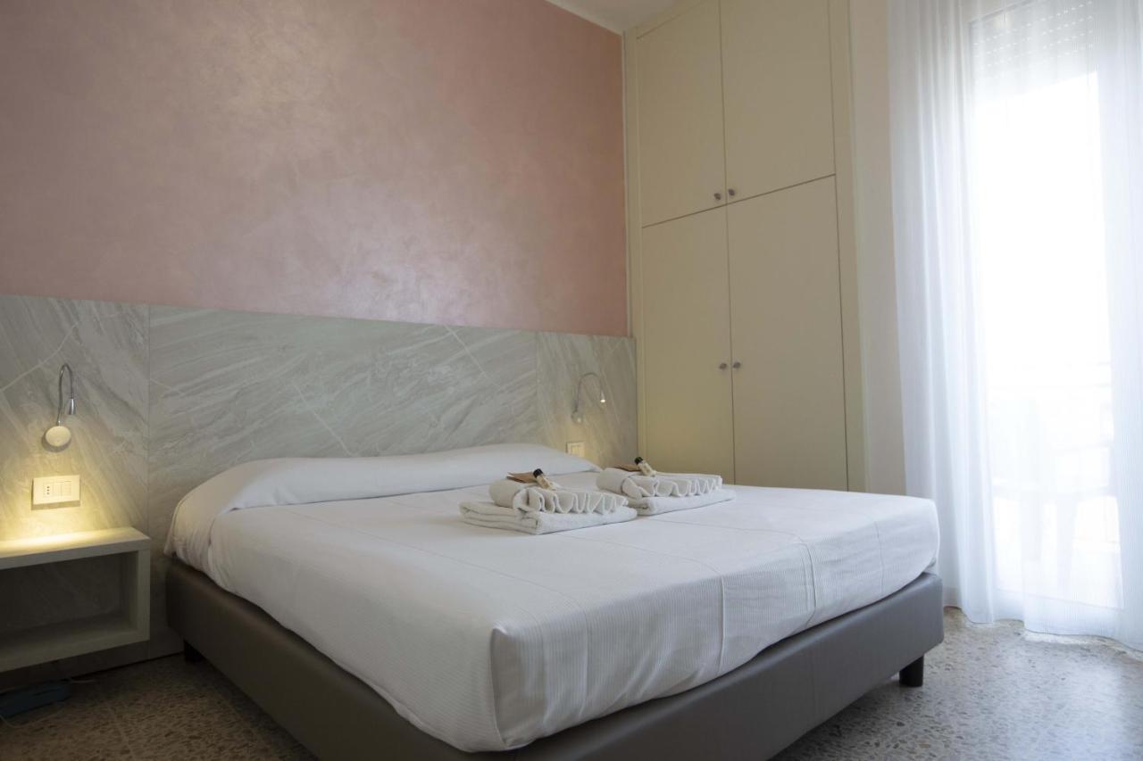Hotel Confort Rimini Esterno foto