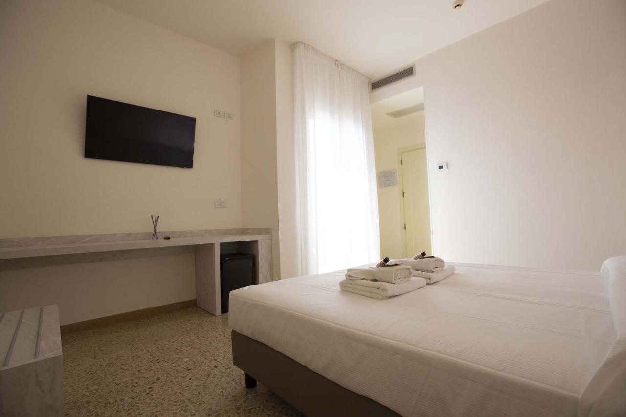 Hotel Confort Rimini Esterno foto