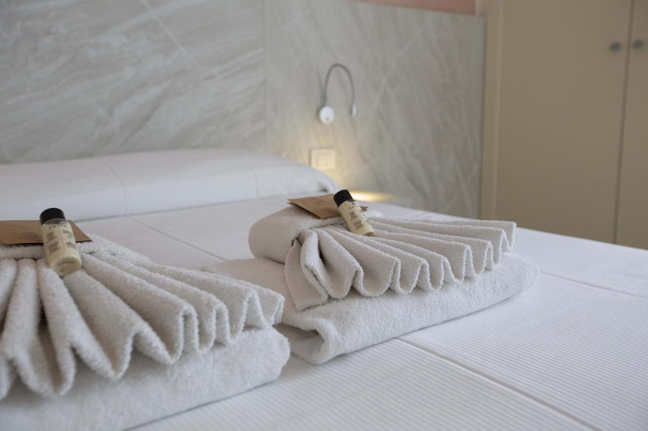 Hotel Confort Rimini Esterno foto