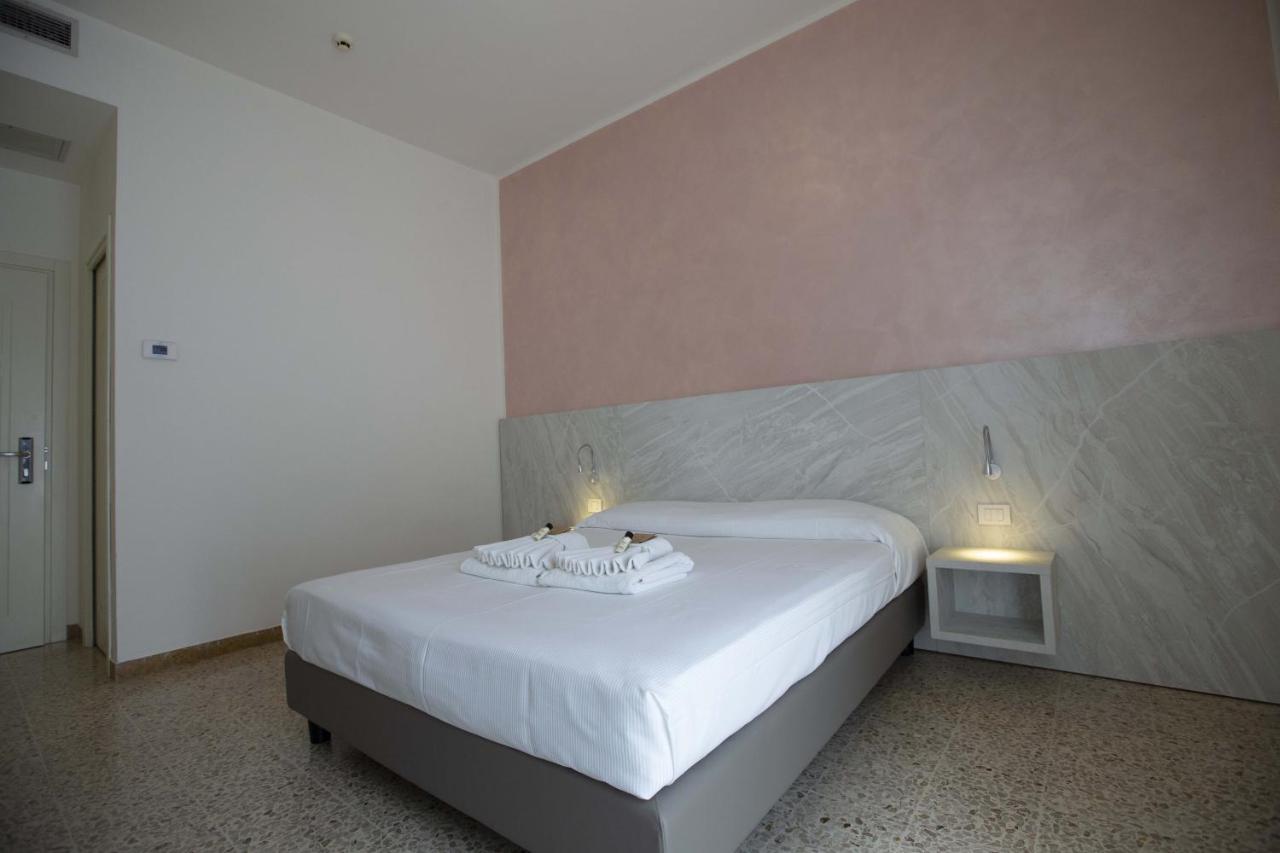 Hotel Confort Rimini Esterno foto