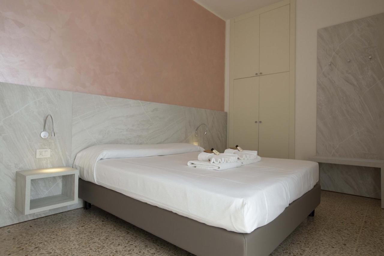 Hotel Confort Rimini Esterno foto