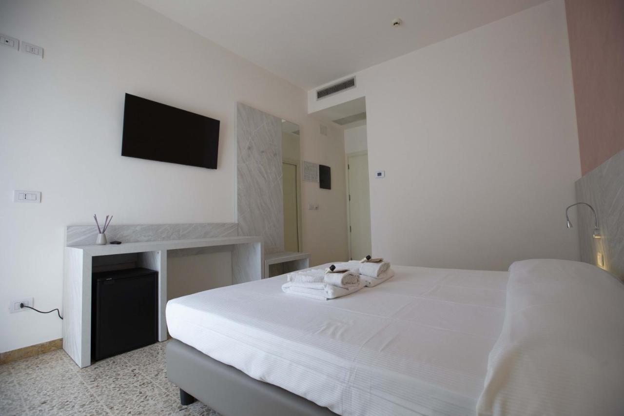 Hotel Confort Rimini Esterno foto